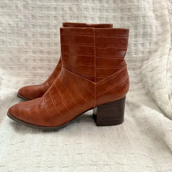 Melrose Ave Women’s Faux Leather Block Heel Side-Zip Pointed Toe Booties - Picture 3 of 12